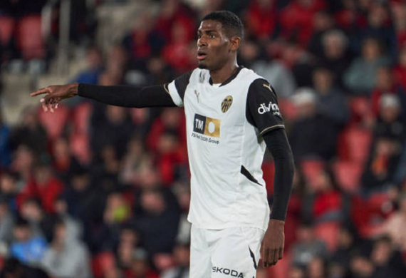 Arsenal bị Valencia từ chối đề nghị chiêu mộ Cristhian Mosquera